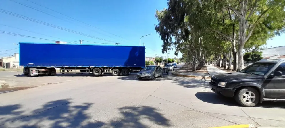 Un camión con desperfectos mecánicos obstaculiza el tránsito en un sector de Viedma 