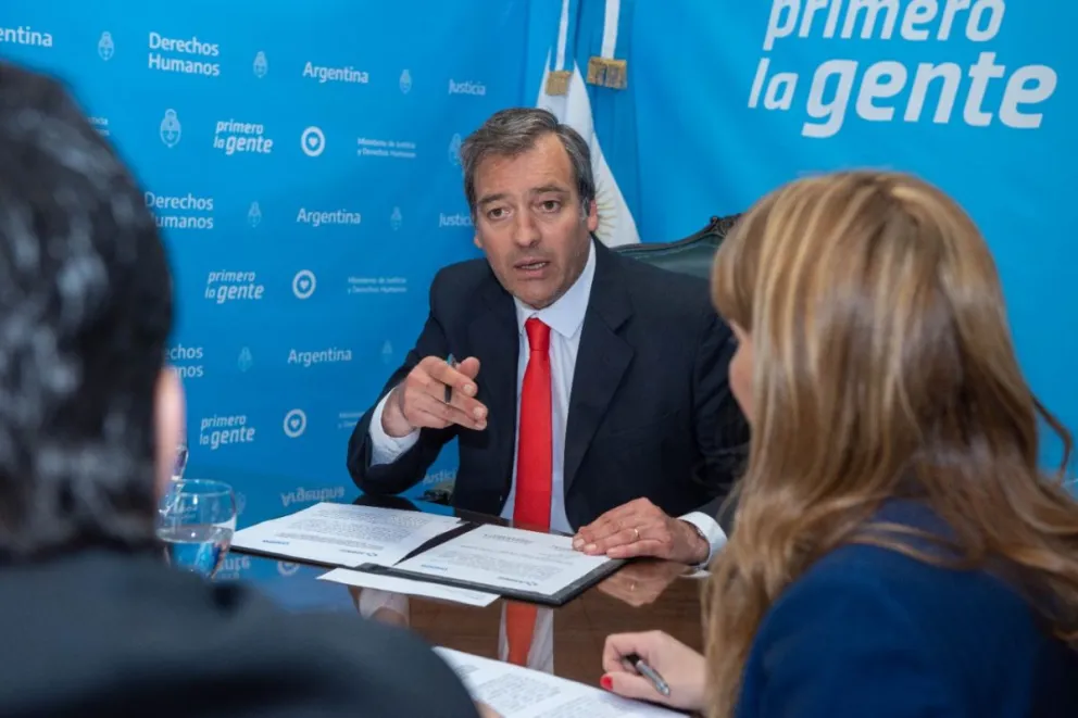 Se le salió la cadena: Soria llamó "bobo nuevo" y "más traidor que Pichetto" a Doñate