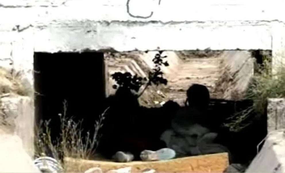 Pobreza extrema: cuatro jóvenes, una mujer y un bebé viven debajo de un puente 