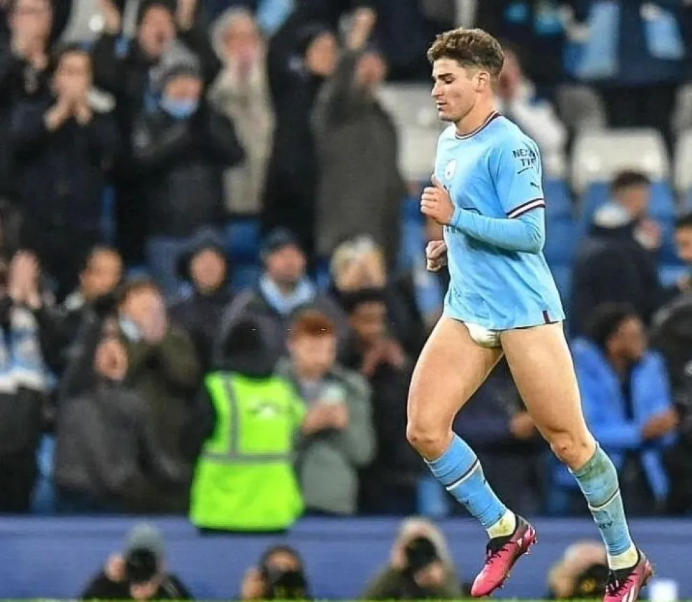 Julián Álvarez clave en la remontada del Manchester City que no le pierde pisada al Arsenal