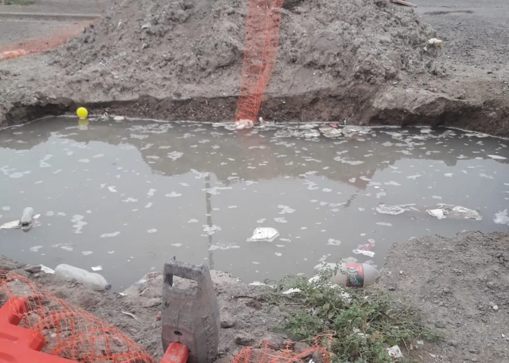  Un pozo de más de 2 metros de profundidad y lleno de agua genera temor en Viedma