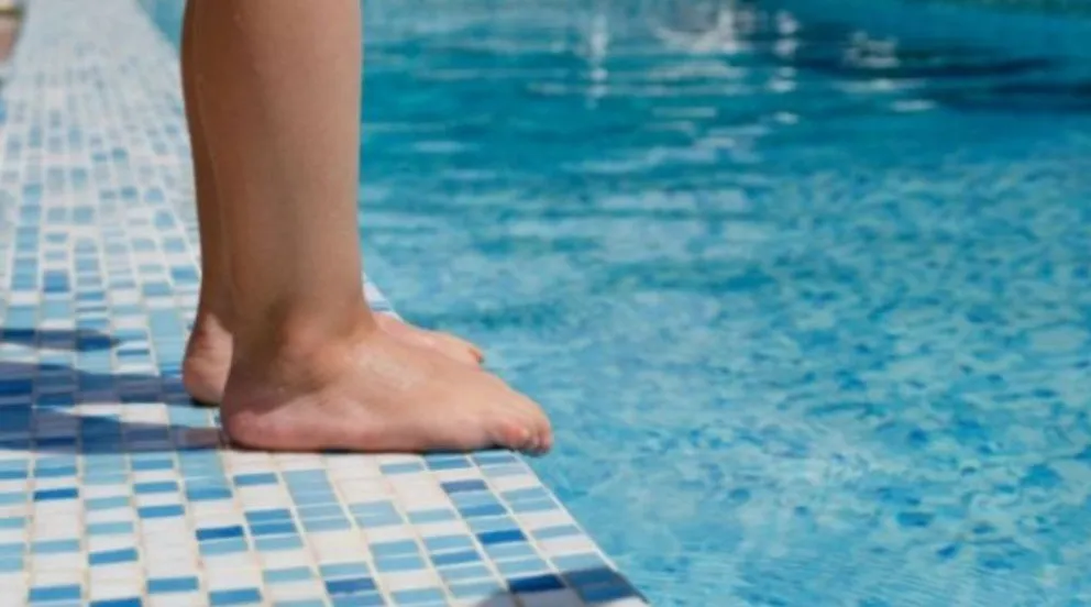 Conmoción en Córdoba: un niño de 2 años cayó a una pileta y ahora lucha por su vida