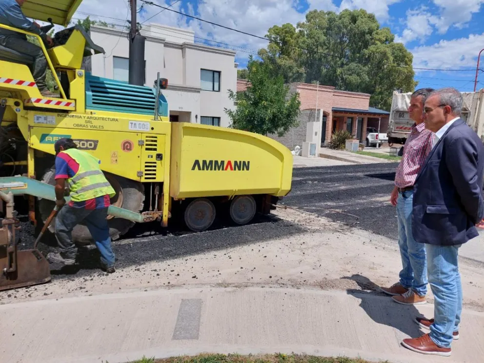 Avanzan las obras de asfalto en Viedma: los barrios en los que se está trabajando 