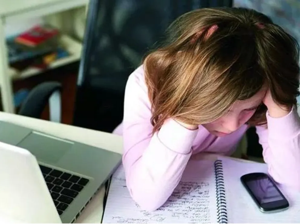 Sugieren que los padres vigilen el consumo de sus hijos en internet