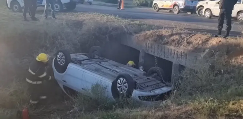 Paró para responder un mensaje, cuando retomó su camino cayó en el canal