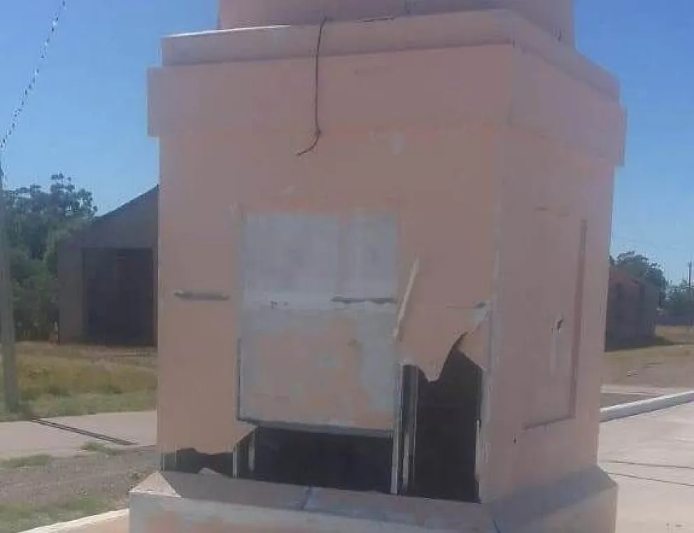 Los vándalos no se detienen y siguen las roturas en el monolito de Plaza Central