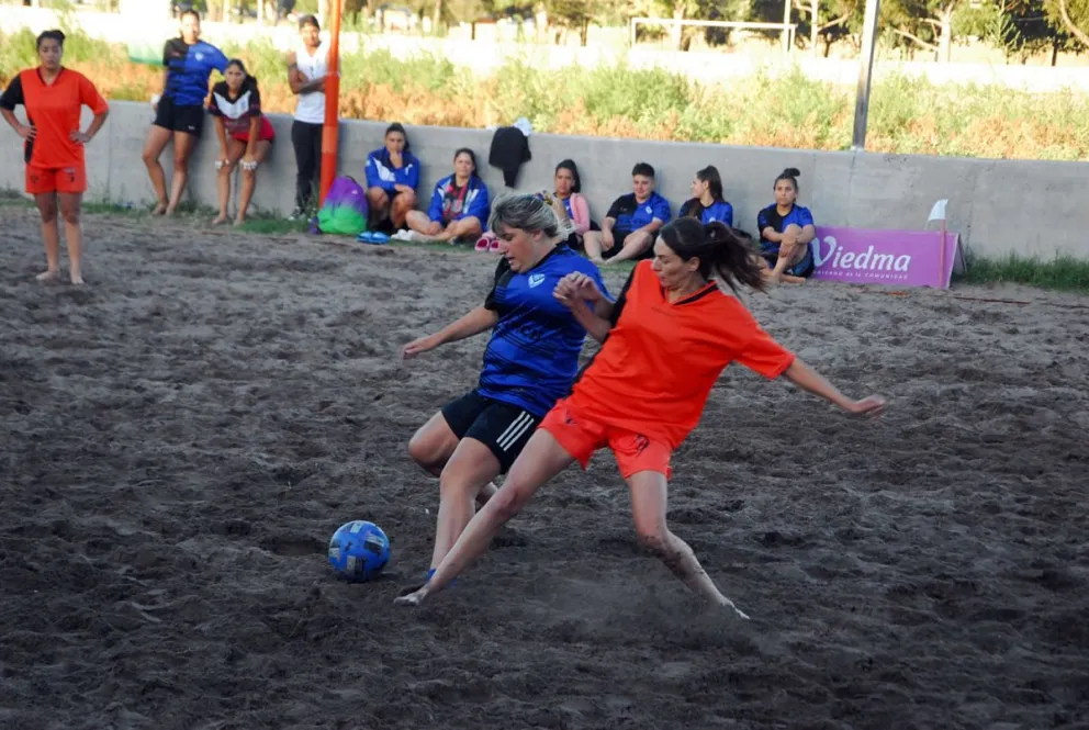 Se fue la primera fecha del Torneo de Fútbol Playa: Peña y Unión Deportiva lideran la tabla