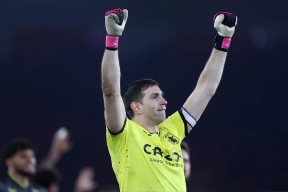 Dibu Martínez sigue brillando: su increíble atajada para darle el triunfo al Aston Villa