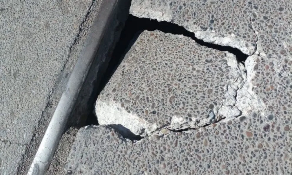 Se produjo un agujero en el ingreso al Puente Viejo: el tránsito está cortado