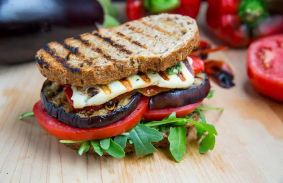 Simple y rápido: sándwich de berenjena asada