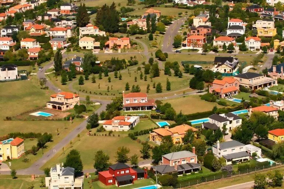 Usando satélites, la AFIP detectó a 347 dueños de casas en countries que no declararon Bienes Personales