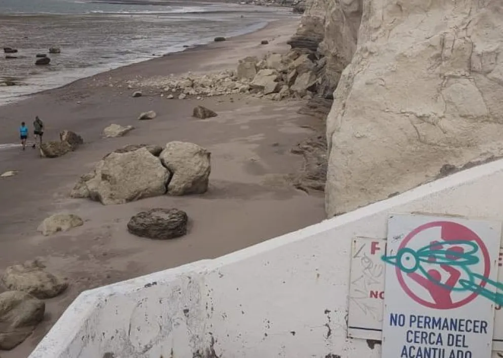 Violento oleaje en la costa atlántica provocó un derrumbe de acantilados