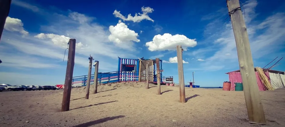 Domar los médanos, un tema difícil en el balneario El Cóndor