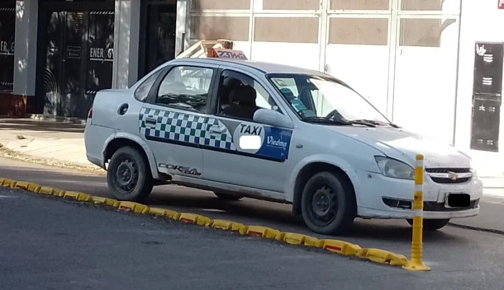 Un taxi estacionado en una bicisenda generó discordia: “Los otros taxistas se reían” 