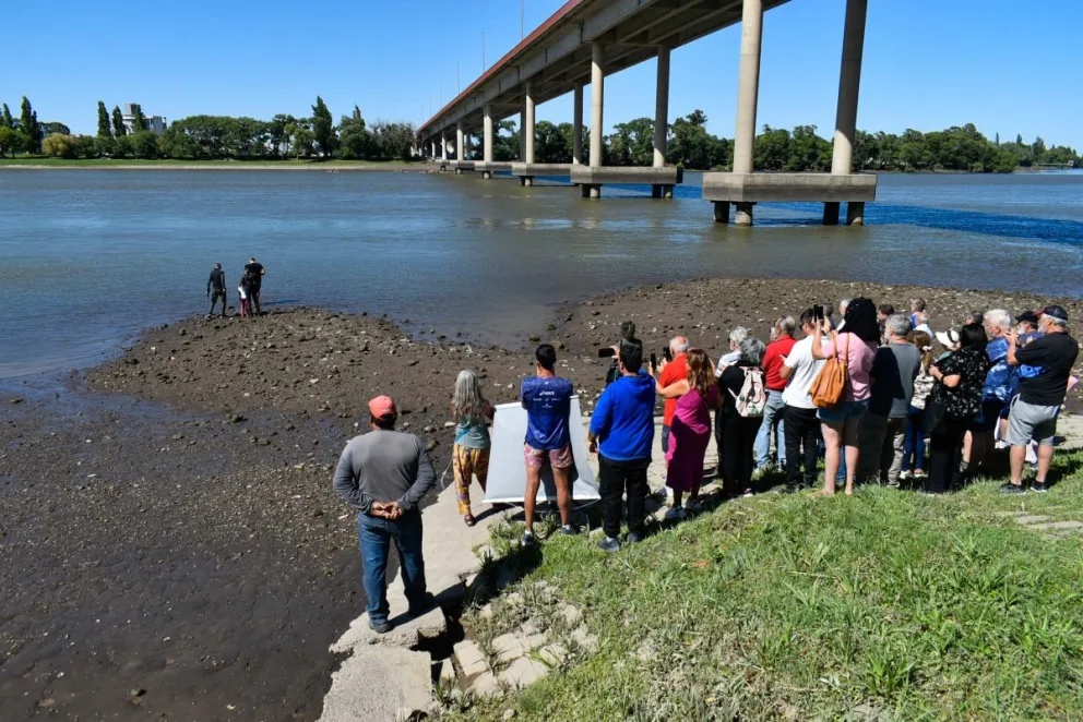 Homenaje al productor agropecuario y ambientalista Juan Bilos en el río Negro