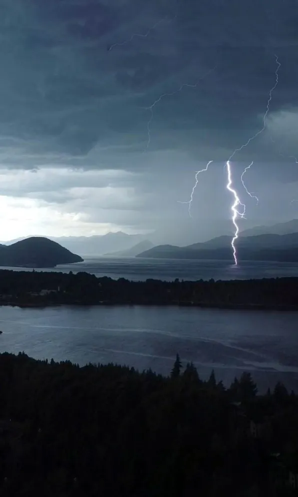 La historia de la estremecedora imagen de un rayo cayendo sobre el Nahuel Huapi