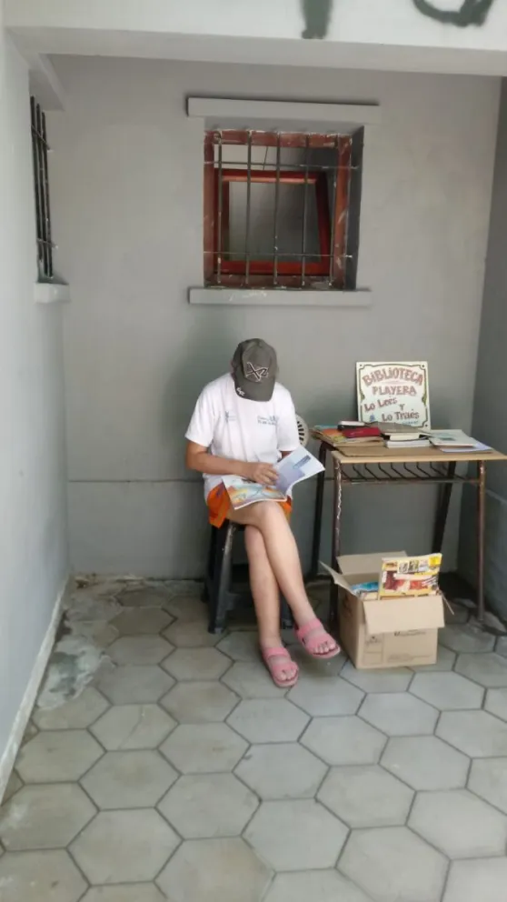 En vacaciones, fomentan la lectura en la playa