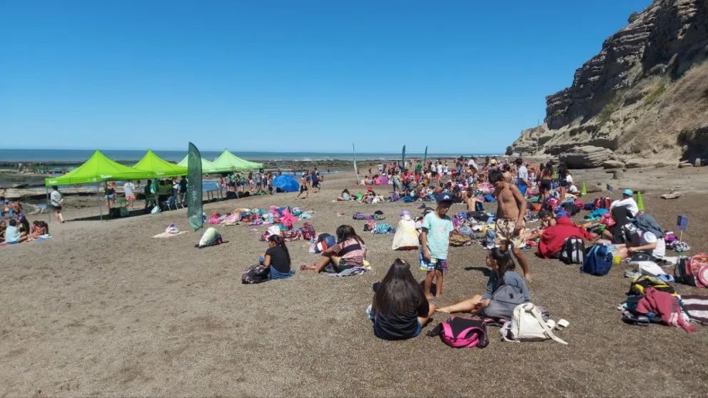 La Colonia de Verano municipal pasó por La Lobería y más de 600 niñas y niños disfrutaron del mar