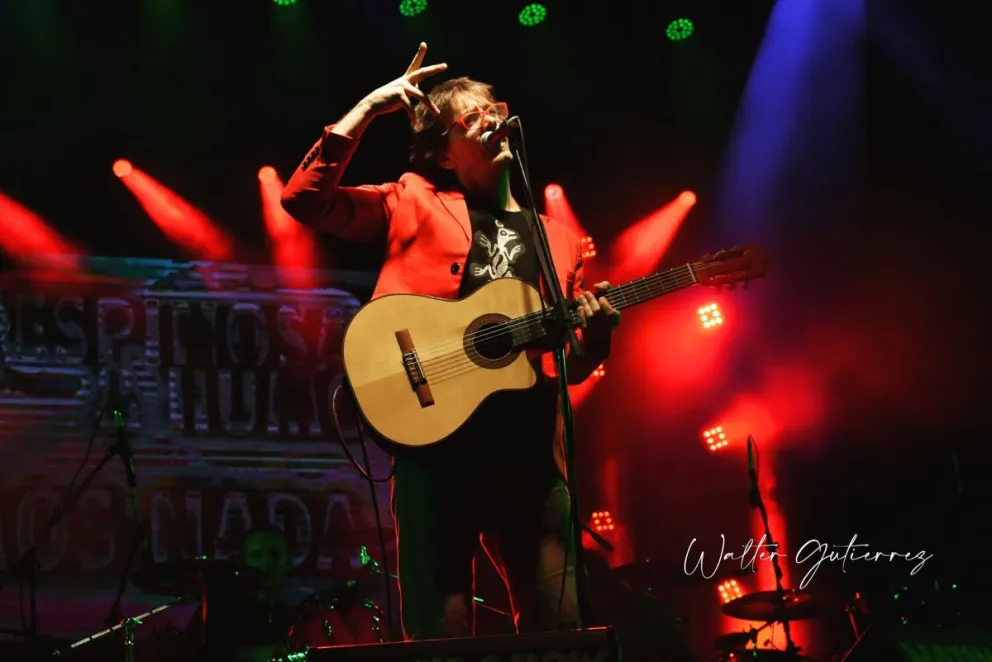 Manuel Espinosa continúa presentando su "cancionero" al aire libre y a la gorra