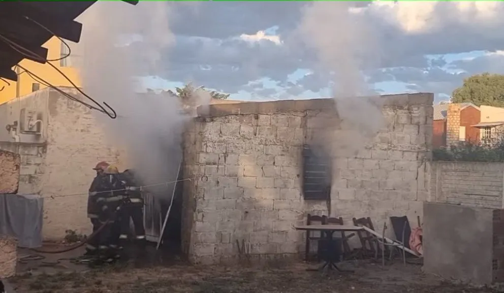 El incendio originado en un galpón generó alerta y preocupación en una barriada maragata