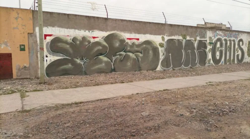 Grafitearon el mural 0800-DROGAS en el Lavalle y desde Apostemos a la Vida lo repudiaron