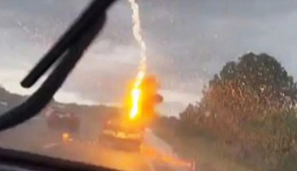 Videos: el momento en que una camioneta es alcanzada por un rayo y cómo quedó el vehículo