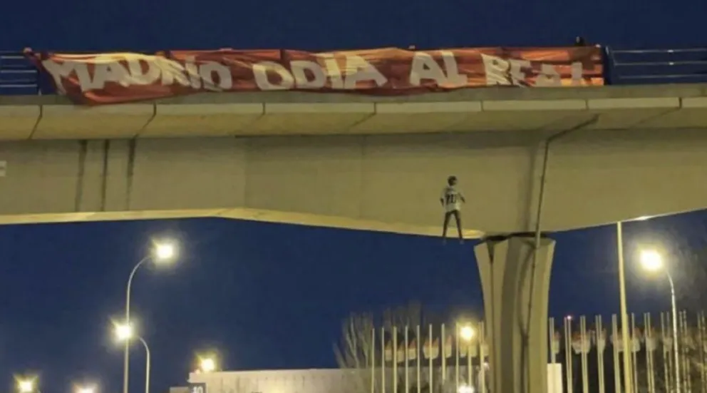 Apareció un muñeco de Vinicius colgado de un puente simulando su ahorcamiento y en España hay un repudio absoluto