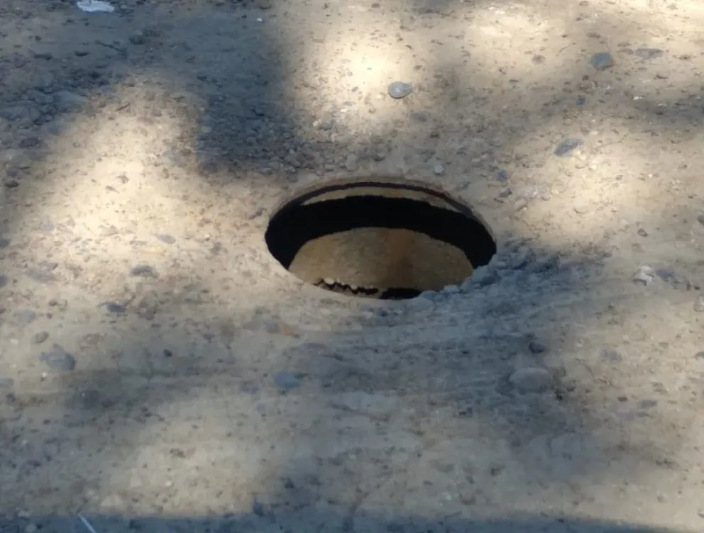Alerta por una alcantarilla sin tapa en el San Roque: menores se acercan por curiosidad y temen que se caigan 