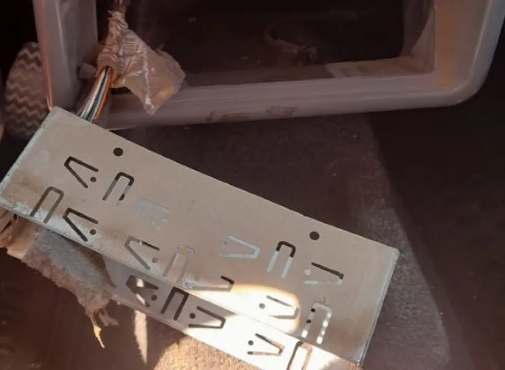 Maldita inseguridad: usaron una barreta por el estéreo de un auto en Viedma