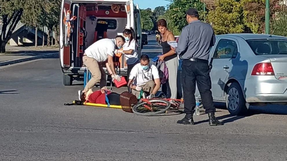 Una ciclista golpeada en una accidente a la salida de Viedma