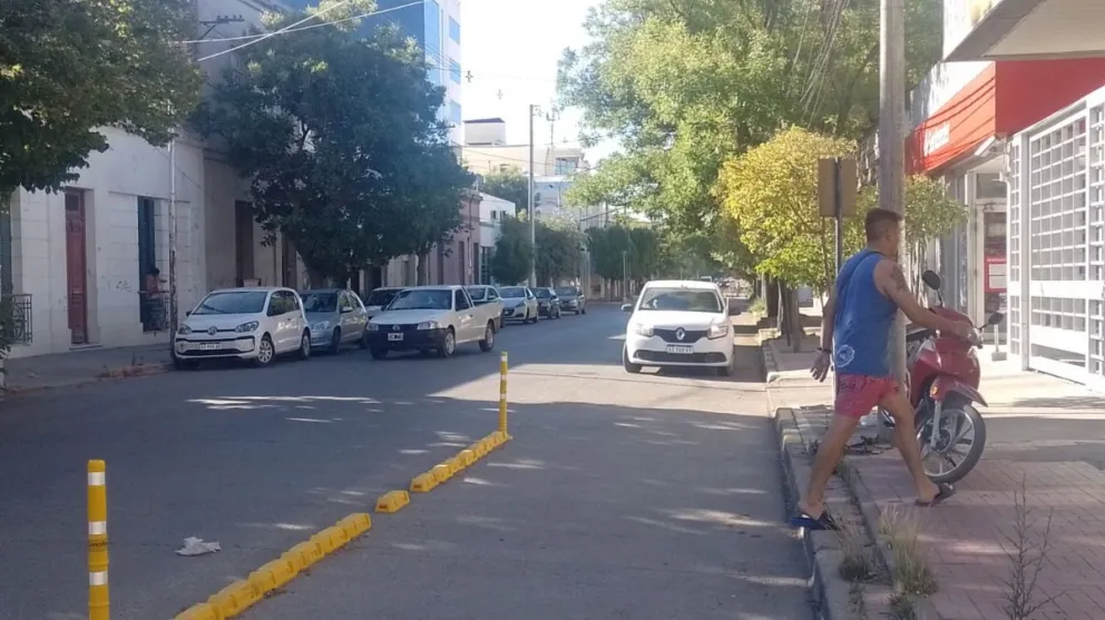 No aflojan los automovilistas que se instalan en las ciclo vías