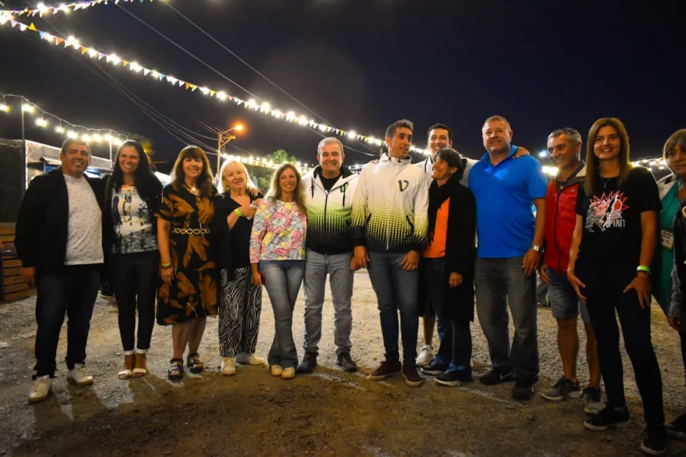 Comenzó la fiesta y una multitud se dirigía al balneario