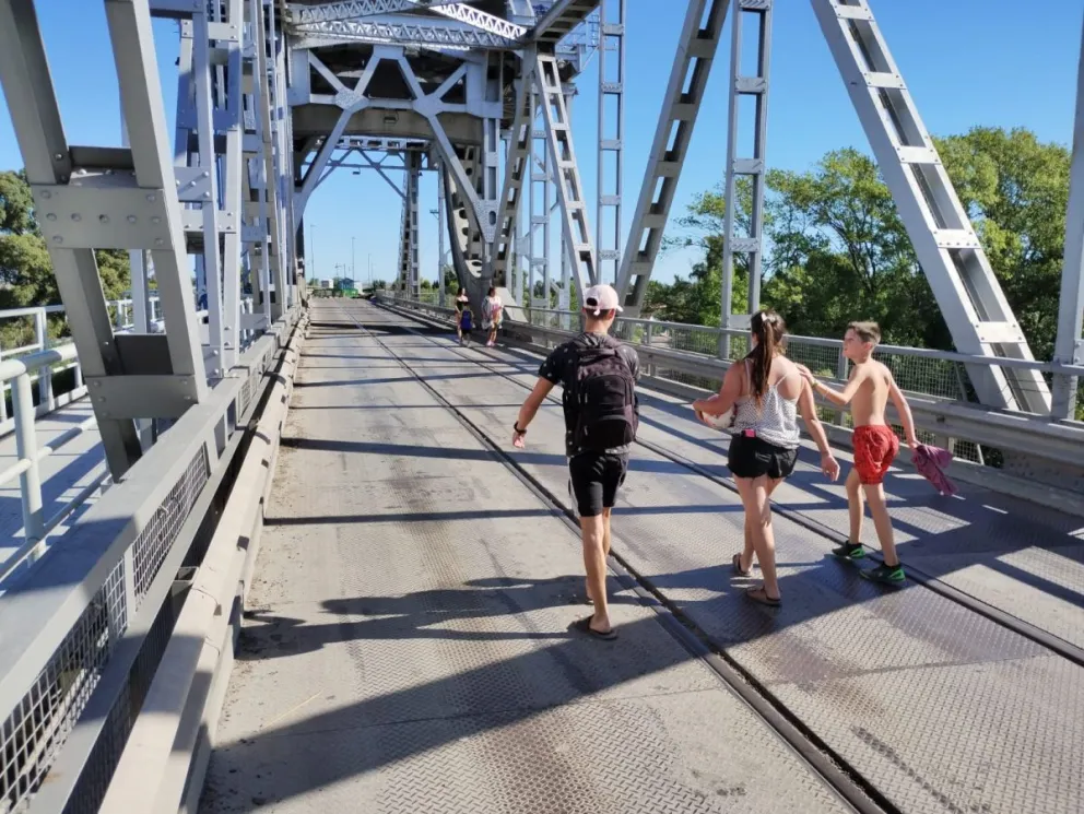 Como en pandemia: las nuevas actividades en el Puente Viejo desde que está cortado al tránsito   