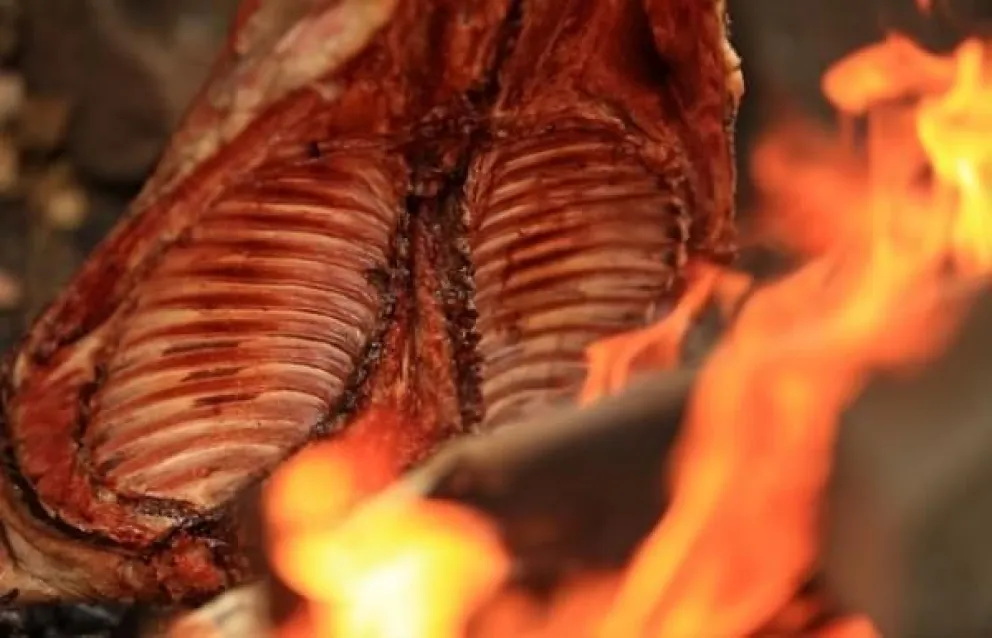 Salió a comer cordero en Bariloche, se quejó del precio y el ticket se volvió viral: “Nos mataron”