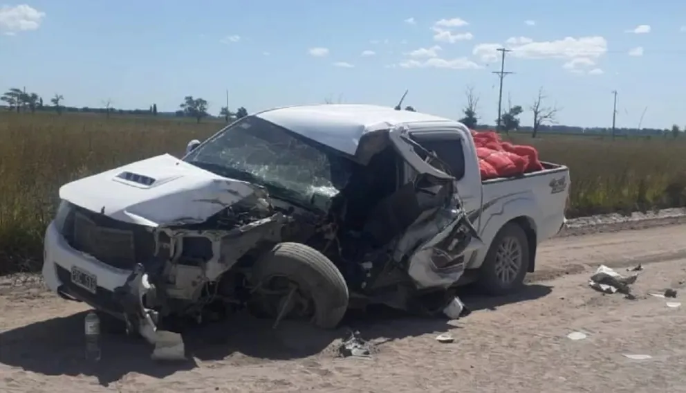 Impactante choque de una camioneta contra un camión cerca de Villarino: la versión del hecho 