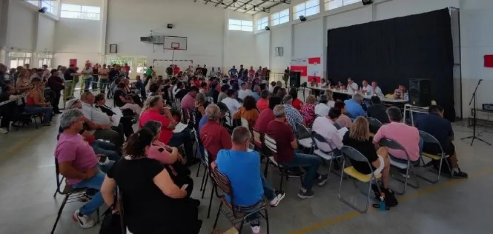 Radicales realizan un plenario en la Escuela 30, porque les quedó chico el Comité