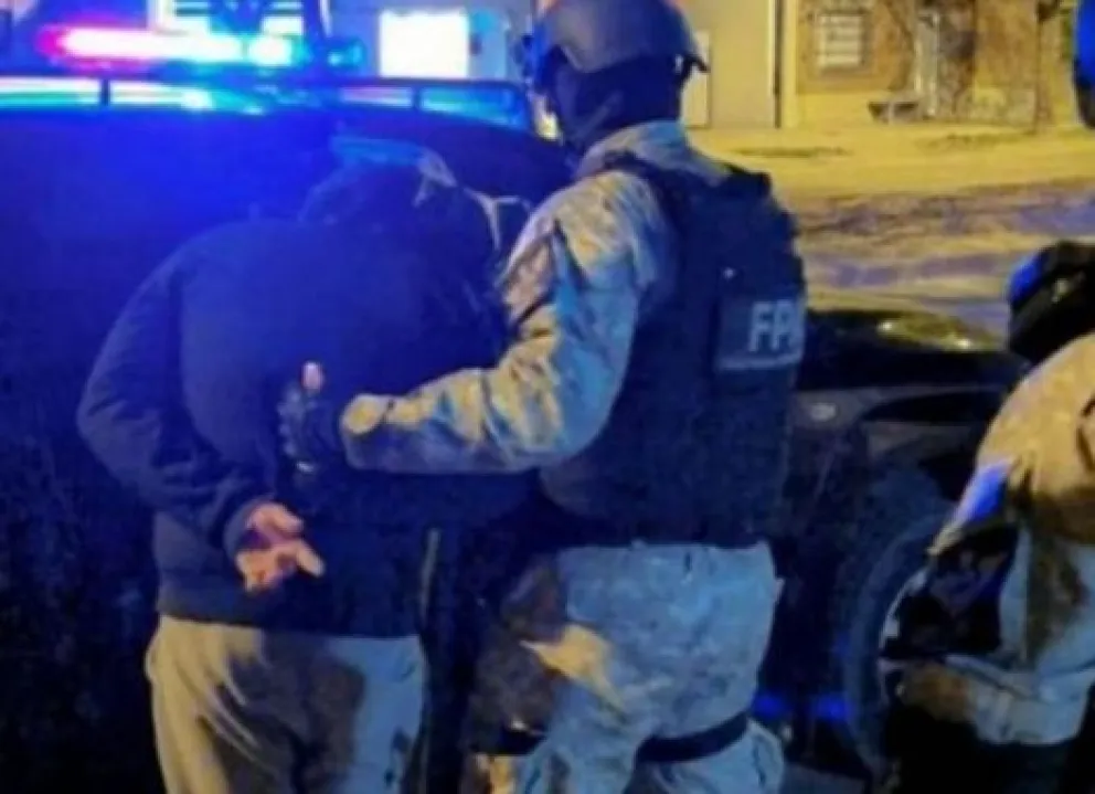 Un auto pasó droga por Río Negro hasta que los narcotraficantes fueron detenidos en Chubut