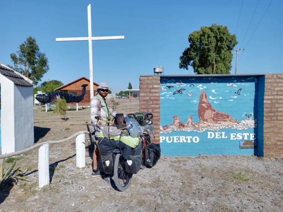 Un mexicano recorre las américas en una insólita bicicleta