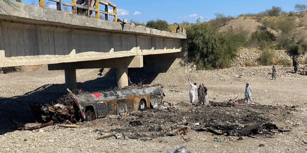 Pakistán: un colectivo cayó por un barranco y murieron 40 personas calcinadas 