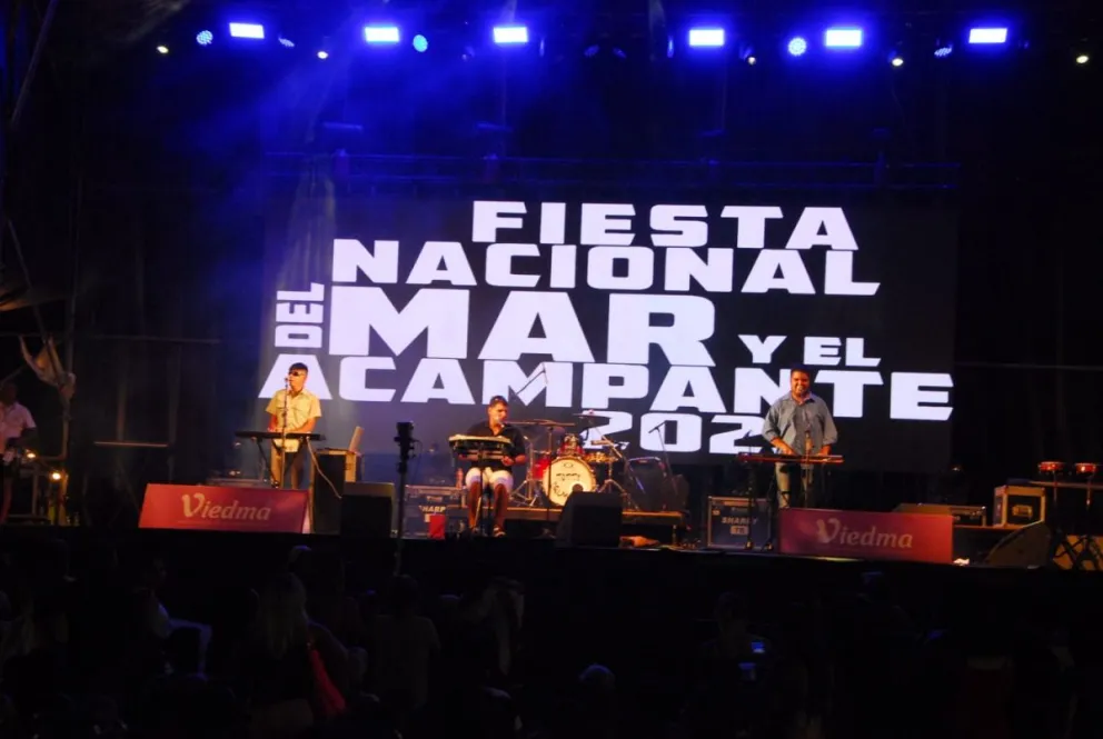 Festeja El Cóndor en el cierre de la fiesta, esperando a Rodrigo Tapari