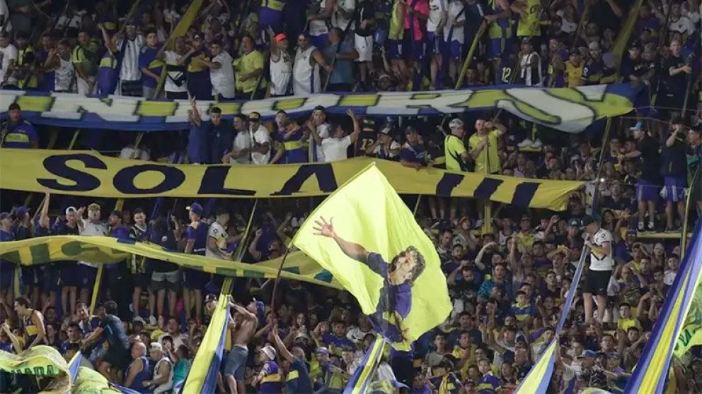 VIDEO: un hincha de Boca se cayó desde la segunda bandeja y quedó enganchado en un alambre de púas