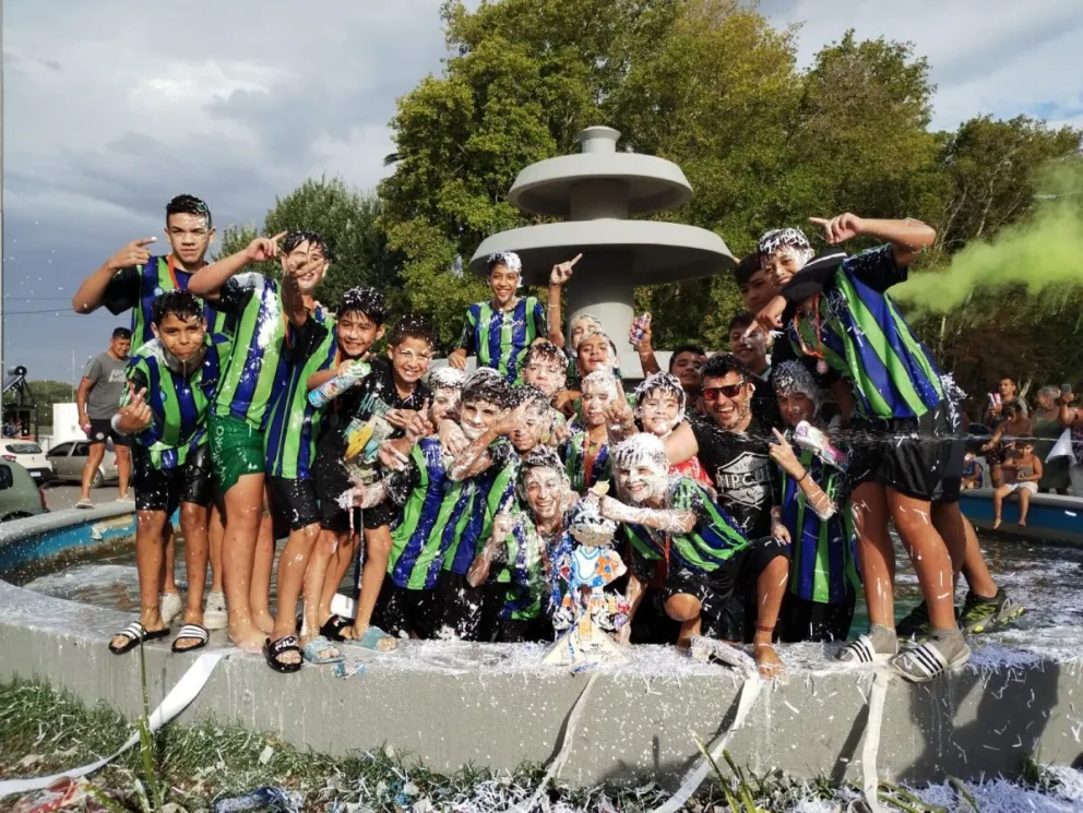 Los chicos "mundialistas" de APEL festejaron el título con un chapuzón en la fuente Pucará