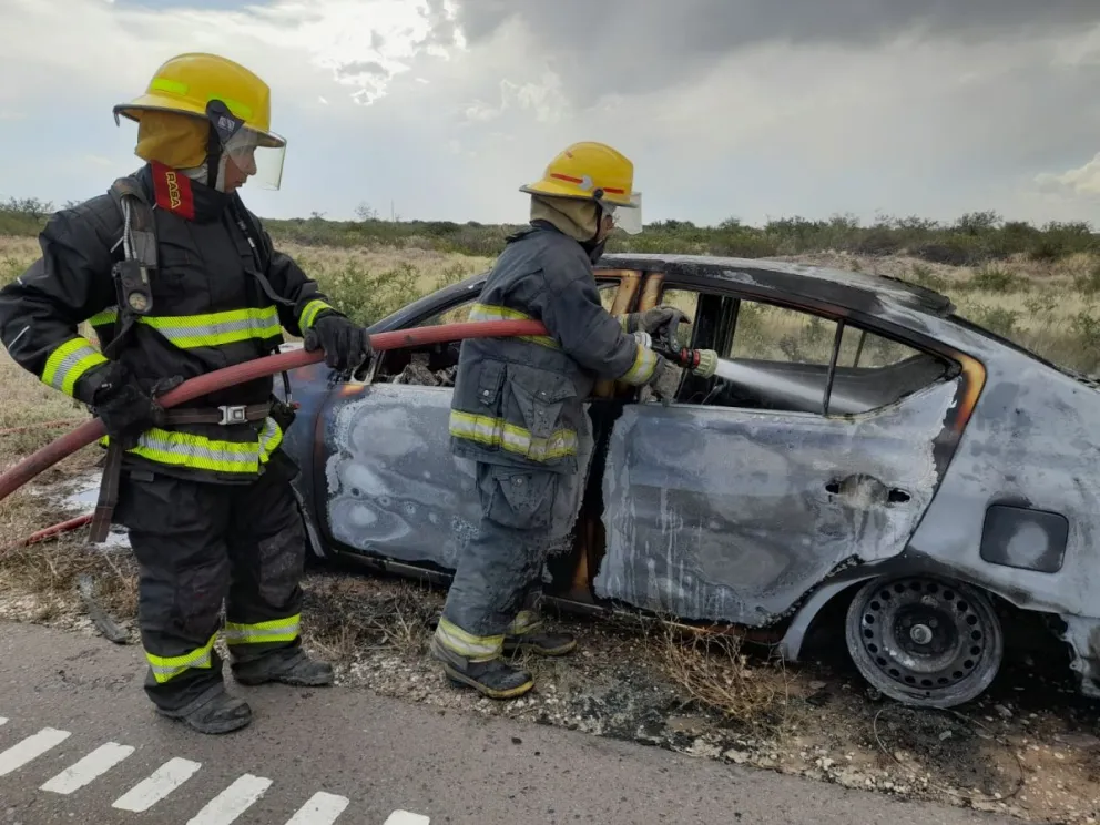 Un auto se quemó totalmente y el dueño no supo explicar el origen del siniestro