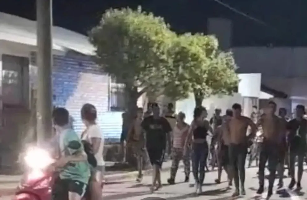 Vecinos atraparon a un ladrón en pleno robo, lo golpearon y lo llevaron hasta la comisaría