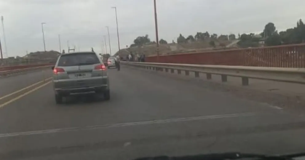 Insólito: un turista hacía una plegaria en el puente y provocó un pequeño caos vehicular 