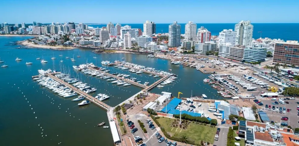 Uruguay busca argentinos para trabajar: qué puestos hay vacantes y qué requisitos piden para vivir en ese país