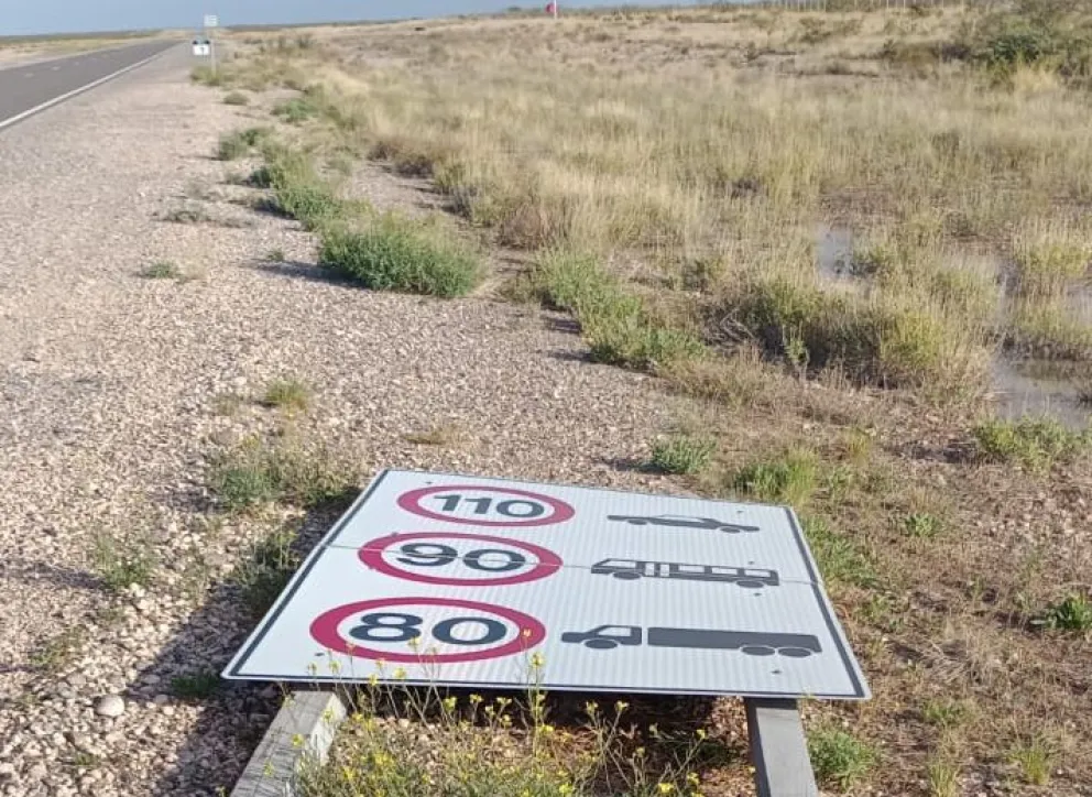 Vialidad rionegrina denunció el vandalismo de cartelería en zona de rutas