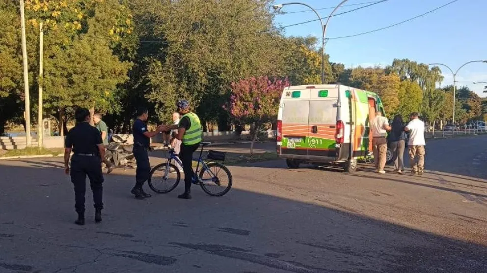 Susto en la costanera: una mujer a bordo de una moto se descompensó y cayó en el asfalto