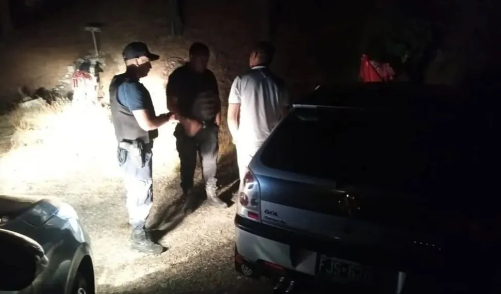 Pararon a dormir dentro del auto y les dispararon desde una chacra