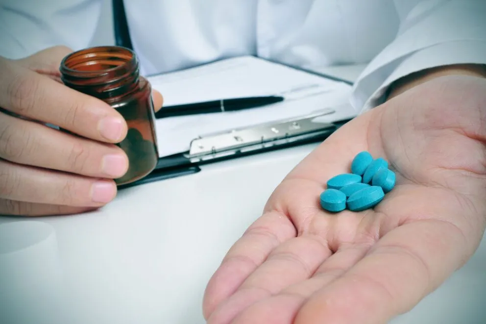 Fue a comprar ibuprofeno para su hijo y le vendieron viagra: el menor terminó internado